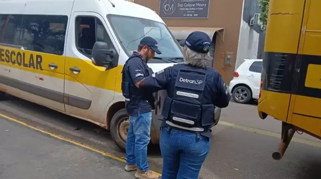 Polícia e Detran aplicam 24 multas, apreendem veículos e encontram irregularidades no transporte escolar 