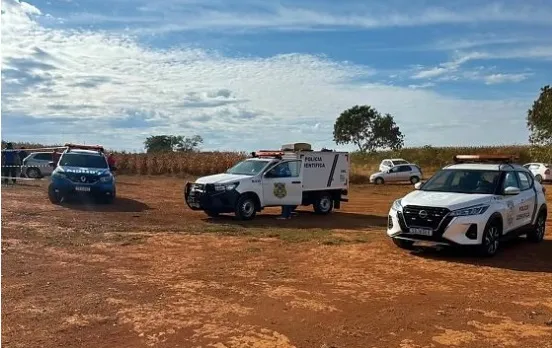 Homem é encontrado morto com mãos amarradas em frente a cemitério