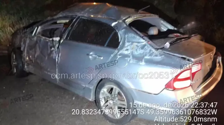 Motorista morre após invadir pista contrária e capotar carro na rodovia Washington Luís em Rio Preto