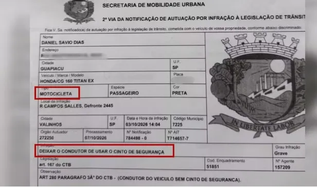 Homem recebe multa por pilotar moto sem cinto de segurança: 'Fiquei tentando entender'