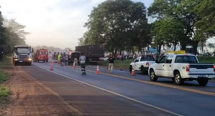 Motorista morre após carro bater de frente com caminhão em rodovia