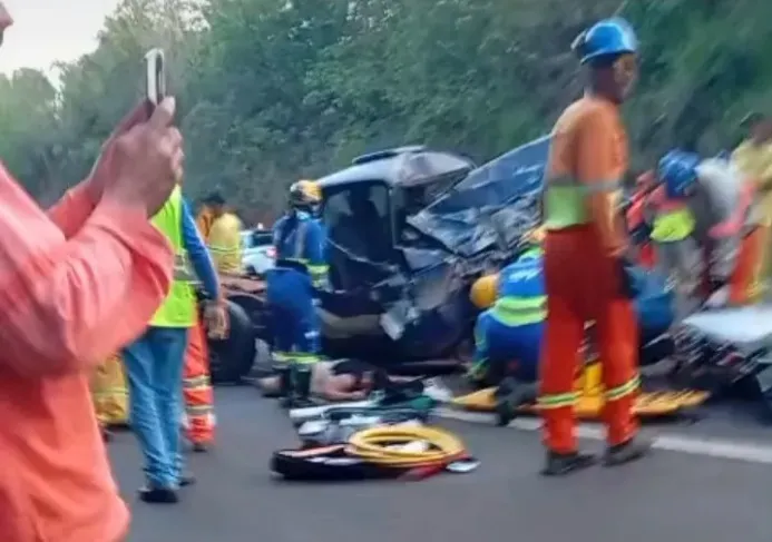 Colisão entre caminhonete e caminhão-tanque deixa dois mortos e criança gravemente ferida na BR-158, em Paranaíba