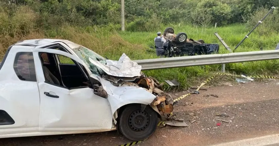 Motorista morre após atravessar canteiro de rodovia e bater carro contra picape