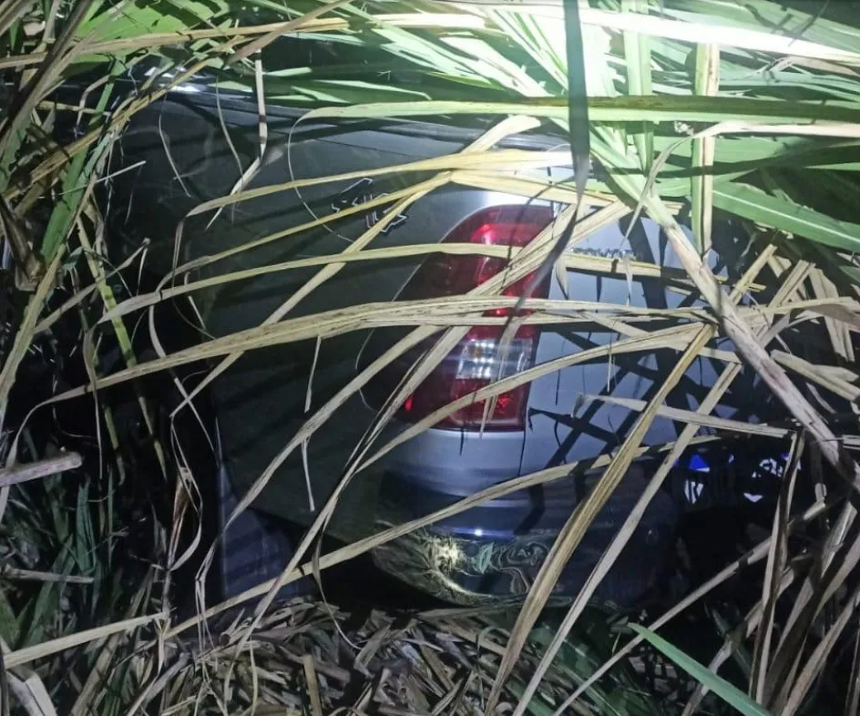 Onda de furtos de caminhonetes preocupa moradores da região; Hilux furtada é localizada em canavial