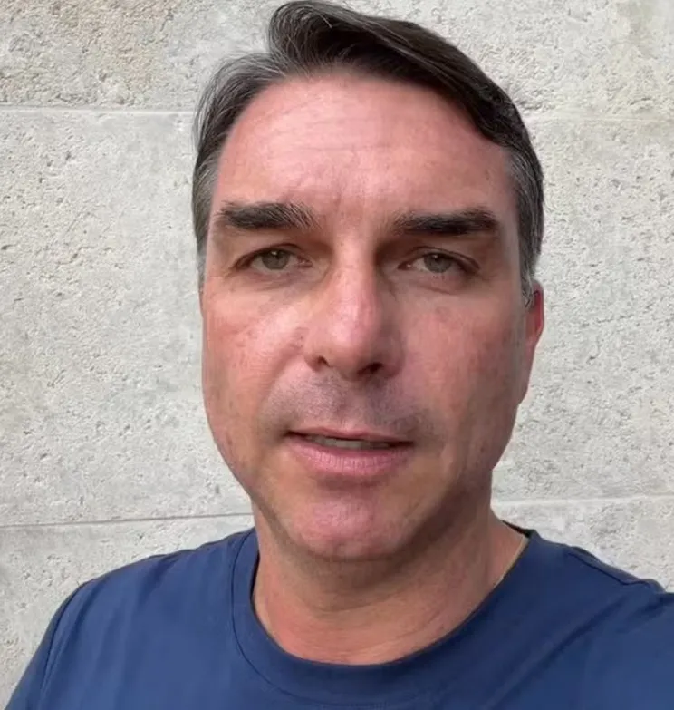 Voo de Flávio Bolsonaro e família deixa Equador com destino a Miami, nos EUA