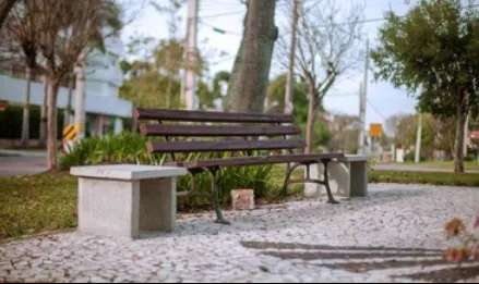 Pai e filho entram em luta corporal em praça pública no Centro de Paranaíba