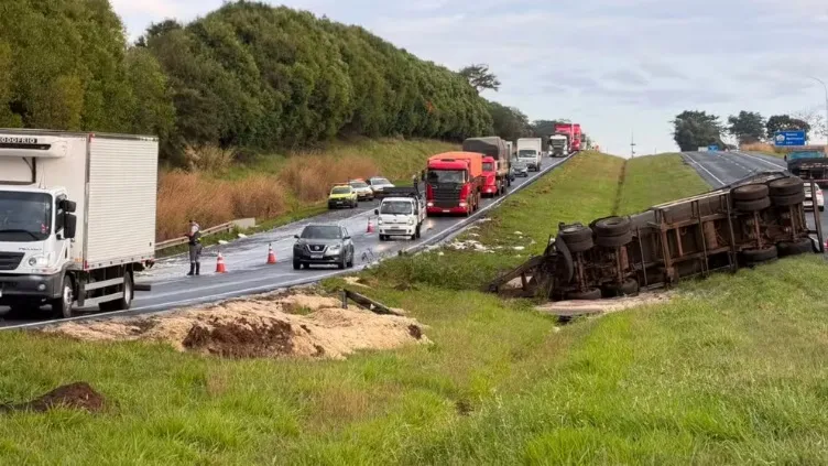 Batida entre carreta e caminhão espalha carga e interdita totalmente a Washington Luís