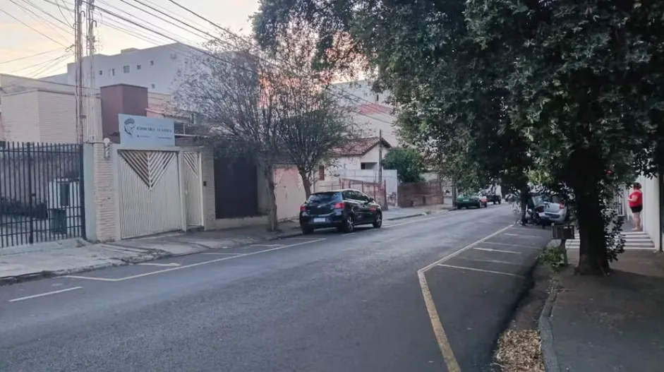 Homem tem carro roubado ao sair de barbearia, sobe no capô para tentar impedir crime e é atropelado por suspeito