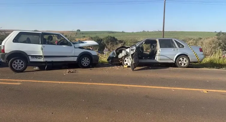 Mulher morre após veículos baterem de frente em rodovia vicinal