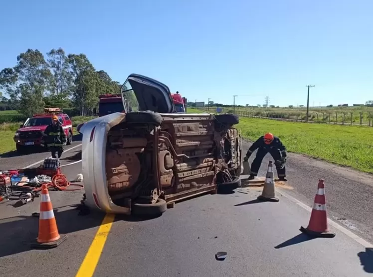 Motorista e passageiras ficam feridas após carro capotar e atingir carreta na BR-153 