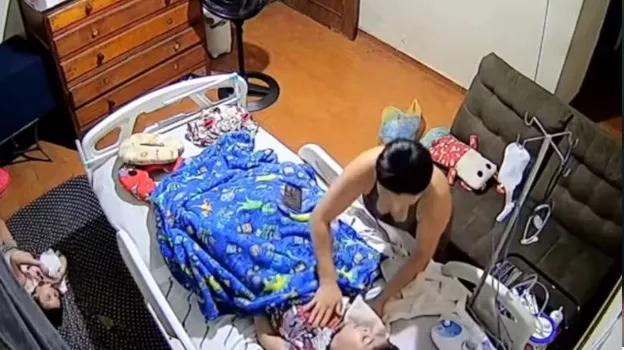 Mãe solo de três crianças com síndromes viraliza após mostrar desespero ao encontrar filho acamado sem respirar: 'Achei que ia perder ele'