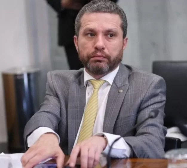 Deputado Fausto Pinato nega vínculo com banqueiro e esclarece citações em mensagens