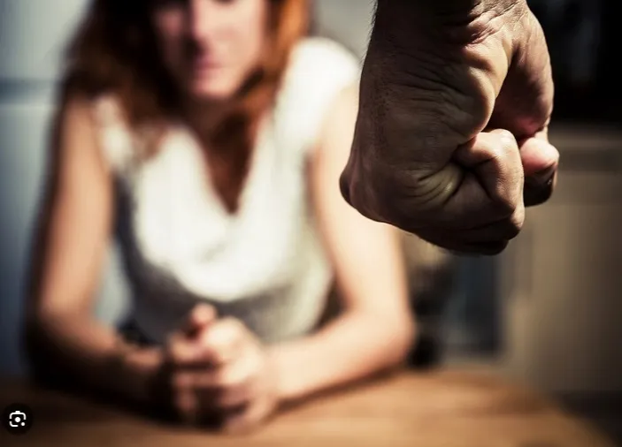 Violência doméstica: mulher relata agressões e ameaças durante madrugada em Paranaíba