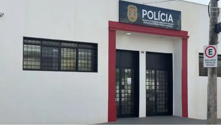 Médico é detido suspeito de agarrar e tentar beijar paciente em Mirassol