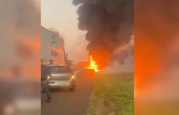 Caminhão carregado com óleo pega fogo e chamas se espalham por vegetação às margens de rodovia