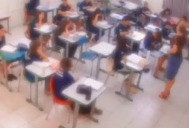 Professora é afastada após fazer comentários sobre regime fascista e discriminatórios em sala de aula; vídeo