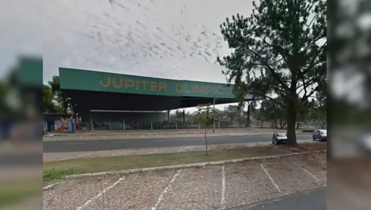 Homem de 50 anos passa mal e morre após aula de natação em complexo esportivo
