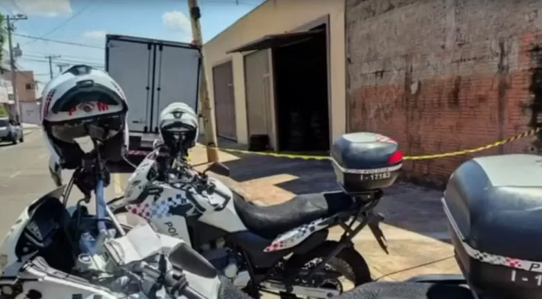 Homem é baleado na cabeça em borracharia 