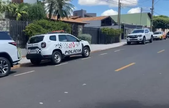 Santa Fé do Sul: Trio é feito refém em assalto em casa; suspeitos levaram joias avaliadas em R$ 100 mil