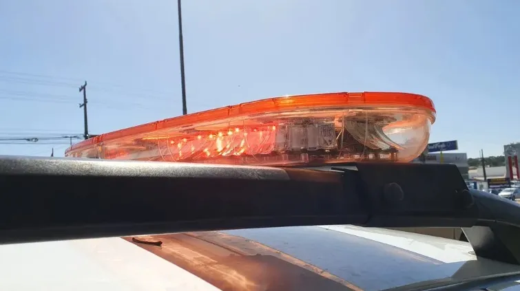 Polícia prende homem suspeito de espiar mulher durante o banho