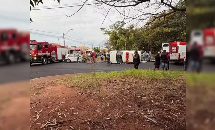 Bebê morre e mãe fica ferida após ambulância tombar em acidente