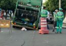 Santa Fé do Sul SP: Asfalto cede na avenida Navarro de Andrade e caminhão de lixo fica preso.