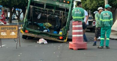 Santa Fé do Sul SP: Asfalto cede na avenida Navarro de Andrade e caminhão de lixo fica preso.